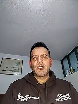 Snapshot of RogueTraveler chatting on 11.04.25 RogueTraveler online show from 11.04.25