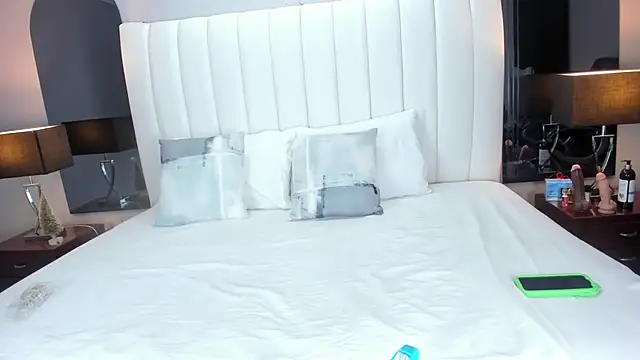 HannaPaola online show from 12.19.24