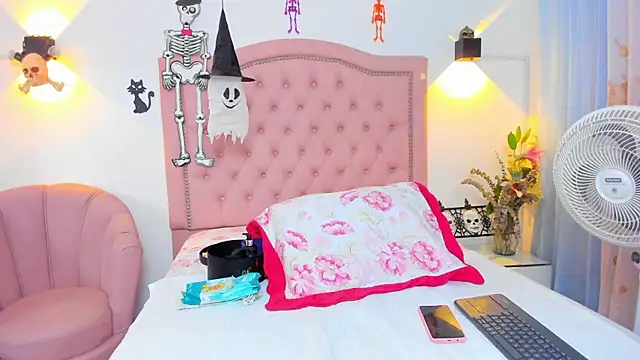 JulieeHabubu online show from 10.25.25