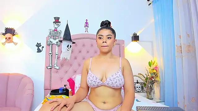 JulieeHabubu online show from 10.29.25