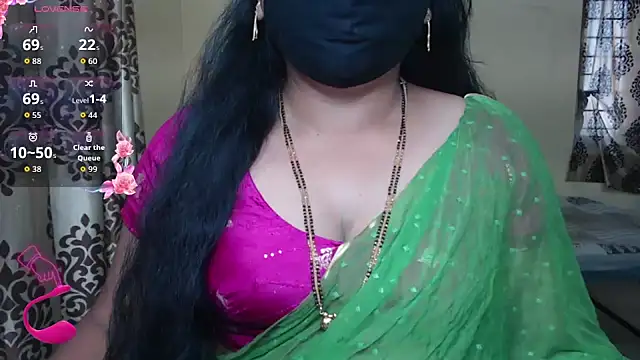 Snapshot of Queen_sakshi chatting on 11.25.25 Queen sakshi online show from 11.25.25