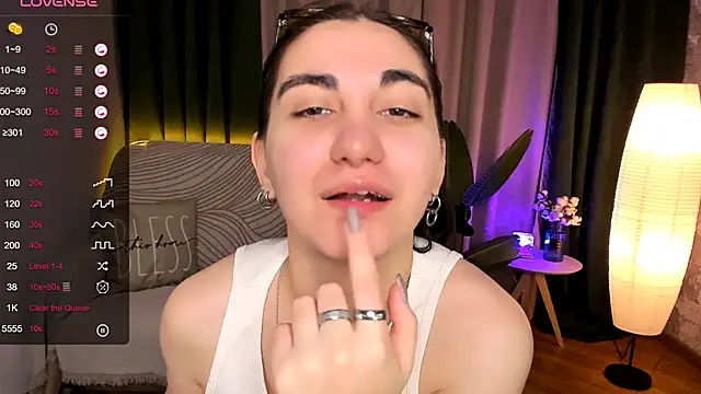 hannacheekss  online show from 12.04.24