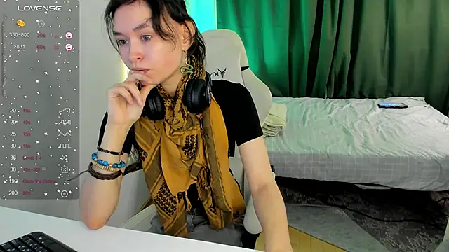 Emily Strikeee online show from 01.13.26