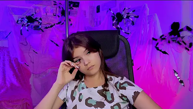 EvaThopson online show from 10.29.25