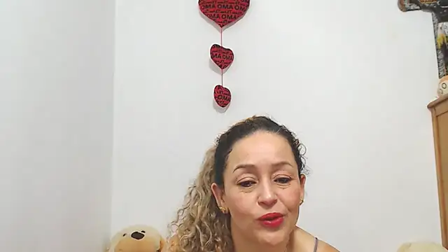 Snapshot of ariellth chatting on 10.23.25 ariellth online show from 10.23.25