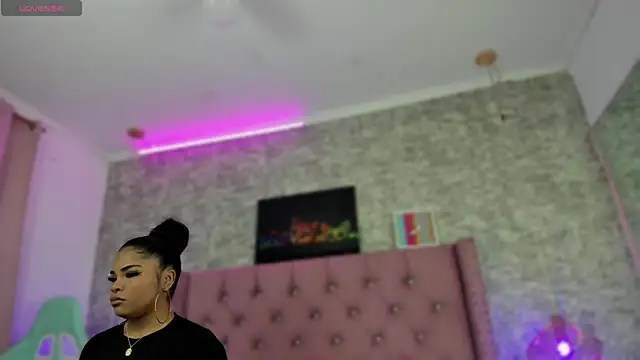 Snapshot of NahiaraReina chatting on 12.12.24 NahiaraReina online show from 12.12.24