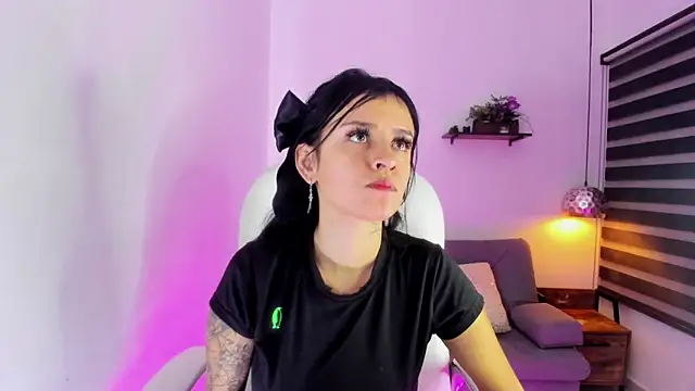 Snapshot of yenny_garcia chatting on 10.01.25 yenny garcia online show from 10.01.25