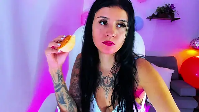 Snapshot of yenny_garcia chatting on 10.22.25 yenny garcia online show from 10.22.25