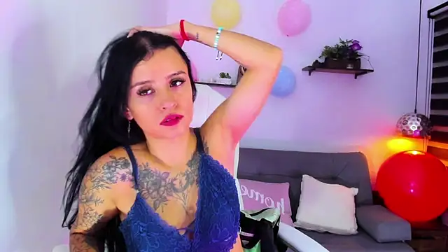 Snapshot of yenny_garcia chatting on 10.24.25 yenny garcia online show from 10.24.25