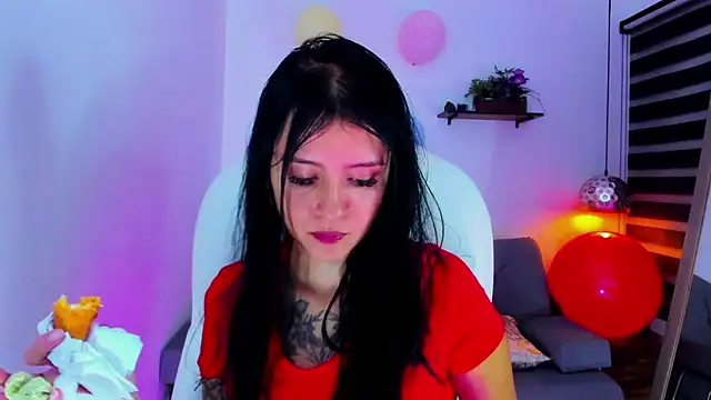 Snapshot of yenny_garcia chatting on 10.31.25 yenny garcia online show from 10.31.25