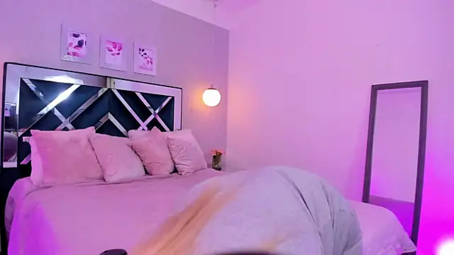 Snapshot of ibella7 chatting on 09.29.25 ibella7 online show from 09.29.25