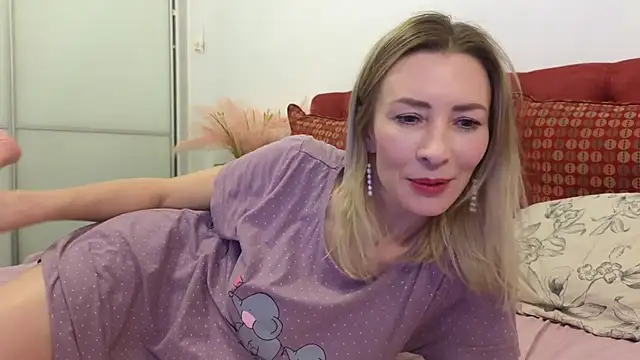 Snapshot of _Maddalena_ chatting on 03.05.25 Maddalena online show from 03.05.25