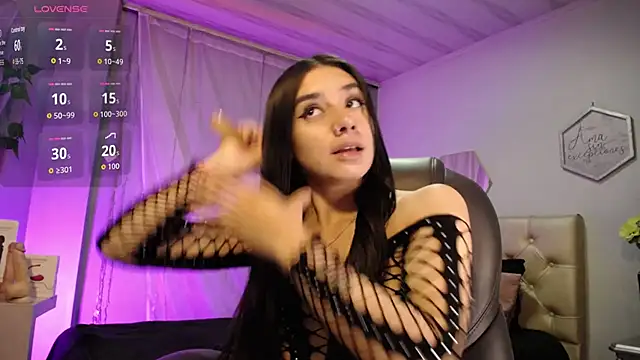 Snapshot of Kylie_golden chatting on 10.15.25 Kylie golden online show from 10.15.25