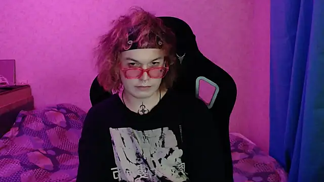 Snapshot of Steve_Mi chatting on 10.31.25 Steve Mi online show from 10.31.25