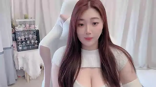 Stars Elyn online show from 12.18.24