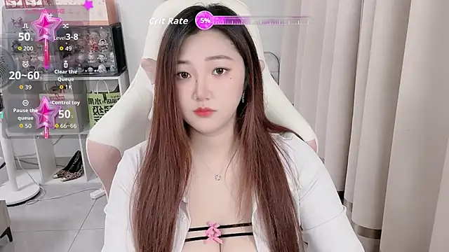 Stars Elyn online show from 10.13.25