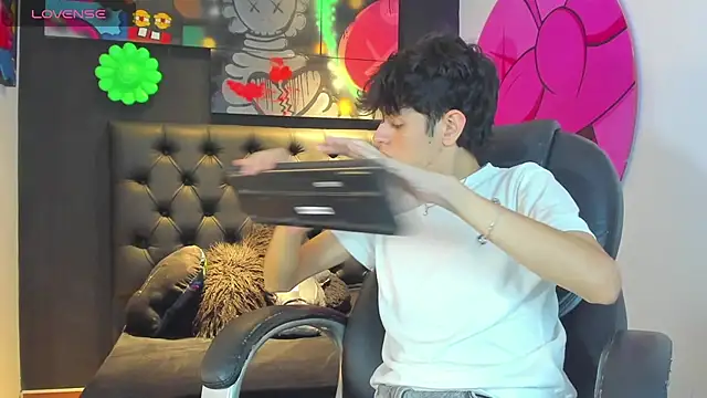 Snapshot of KLAUS_SUNRISE_XX chatting on 10.24.25 KLAUS SUNRISE XX online show from 10.24.25