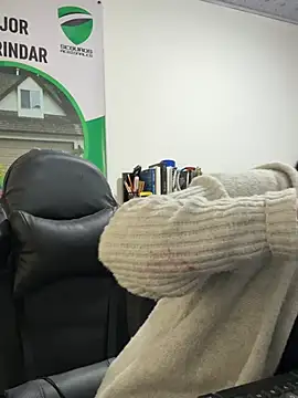 Snapshot of Alysson-- chatting on 02.11.26 Alysson-- online show from 02.11.26