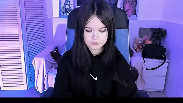 Elainebeness online show from 10.26.25