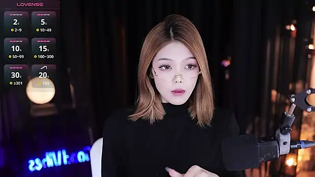 Snapshot of LucyKI chatting on 01.10.25 LucyKI online show from 01.10.25