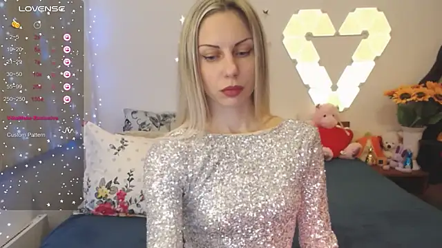 Snapshot of _Loves_ chatting on 12.07.24 Loves online show from 12.07.24