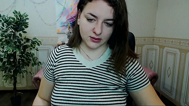 Snapshot of Helen_Elliot chatting on 02.04.25 Helen Elliot online show from 02.04.25