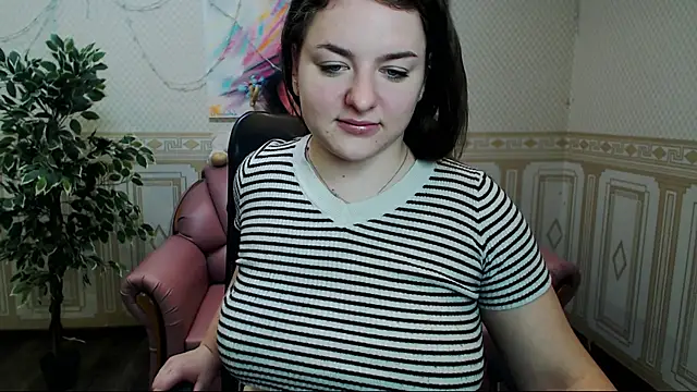 Snapshot of Helen_Elliot chatting on 02.05.25 Helen Elliot online show from 02.05.25