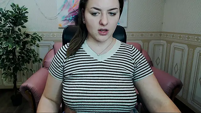 Snapshot of Helen_Elliot chatting on 02.05.25 Helen Elliot online show from 02.05.25