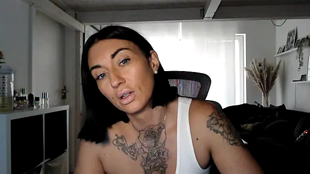 IntiMia online show from 10.13.25