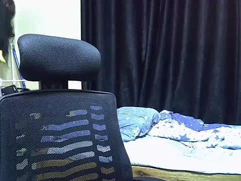 Snapshot of Horny-slut_ chatting on 10.28.25 Horny-slut online show from 10.28.25