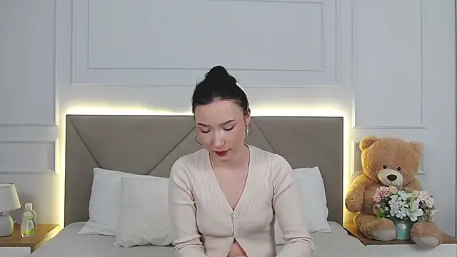 LeilaLow online show from 12.17.24