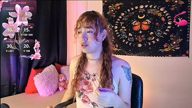 Snapshot of sophieMarshall01 chatting on 03.05.25 sophieMarshall01 online show from 03.05.25