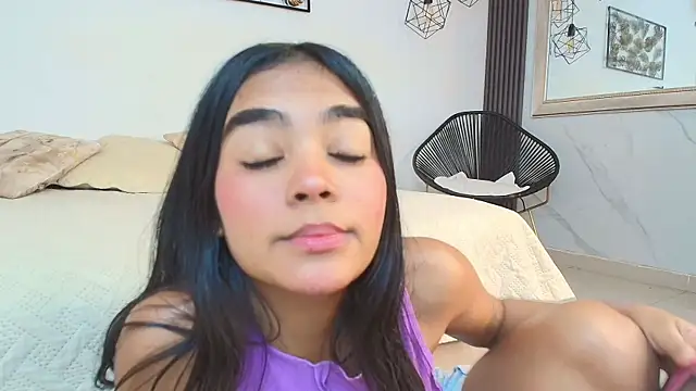 Snapshot of julieta_aguilar1 chatting on 12.17.24 julieta aguilar1 online show from 12.17.24