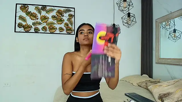 Snapshot of julieta_aguilar1 chatting on 01.19.25 julieta aguilar1 online show from 01.19.25