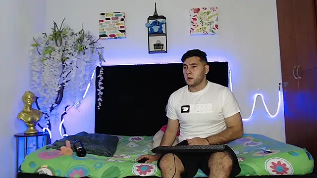 Snapshot of Valerio_22 chatting on 01.18.25 Valerio 22 online show from 01.18.25