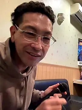 Snapshot of Hideen-real-face chatting on 10.30.25 Hideen-real-face online show from 10.30.25