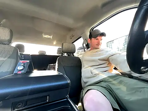 Snapshot of skittlez82 chatting on 10.13.25 skittlez82 online show from 10.13.25