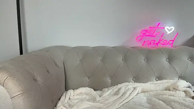 Snapshot of mollywilde chatting on 10.07.25 mollywilde online show from 10.07.25