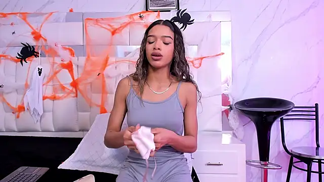 Snapshot of BritneyCollins chatting on 10.13.25 BritneyCollins online show from 10.13.25