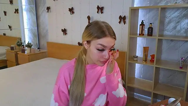 Ella Milla online show from 12.26.24