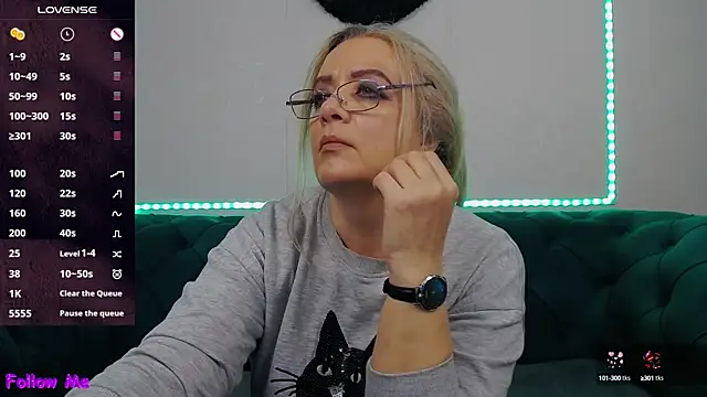 Snapshot of IvanaCharm chatting on 10.14.25 IvanaCharm online show from 10.14.25