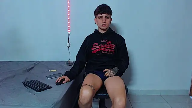 Snapshot of mikecoper_23 chatting on 09.15.25 mikecoper 23 online show from 09.15.25