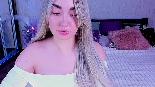 Snapshot of Miss_Elia chatting on 12.21.24 Miss Elia online show from 12.21.24