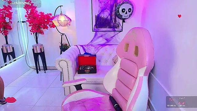 Snapshot of Miia_bela chatting on 10.29.25 Miia bela online show from 10.29.25