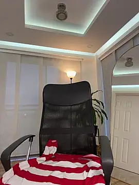 nicollefiorett online show from 11.06.25