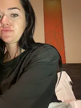 Snapshot of English-Chloe96 chatting on 10.28.25 English-Chloe96 online show from 10.28.25