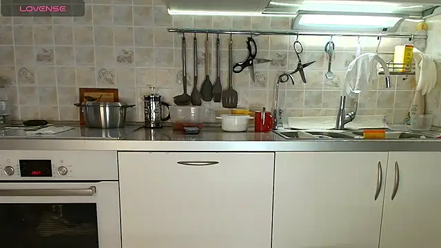 Snapshot of MilfeaN chatting on 09.18.25 MilfeaN online show from 09.18.25