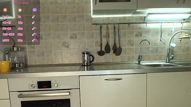 Snapshot of MilfeaN chatting on 09.19.25 MilfeaN online show from 09.19.25