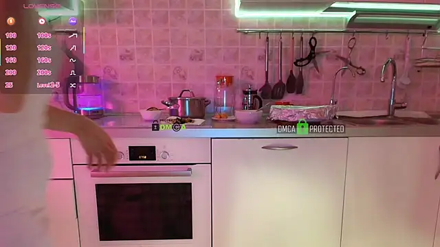 Snapshot of MilfeaN chatting on 10.14.25 MilfeaN online show from 10.14.25