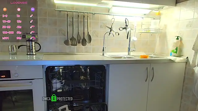 Snapshot of MilfeaN chatting on 10.28.25 MilfeaN online show from 10.28.25